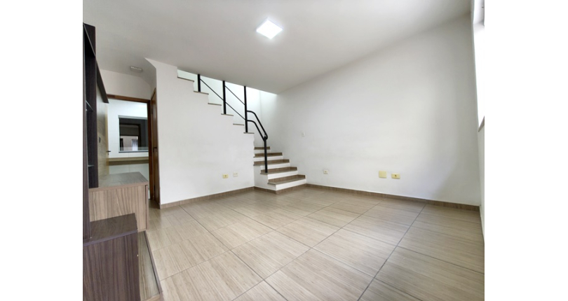 Lindo Sobrado à venda no Bairro da Vila Clarice na Avenida Myrim 100,