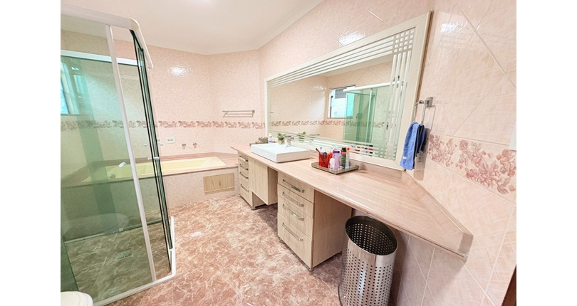 Sobrado à venda no Bairro do Parque São Domingos na Rua Homero Sales