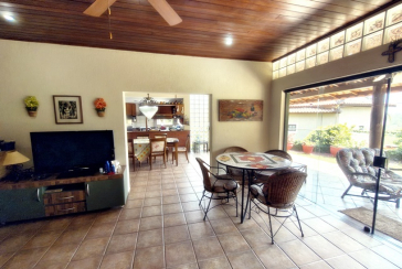 Linda Casa de Condomínio com Conforto e elegância à venda no Bairro da Chácara Jaraguá na Rua Santana do Araguaia