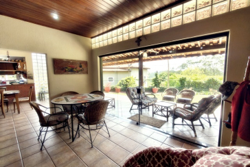 Linda Casa de Condomínio com Conforto e elegância à venda no Bairro da Chácara Jaraguá na Rua Santana do Araguaia