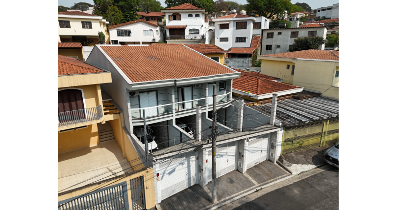 Lindo Sobrado semi novo à venda no Bairro do Parque São Domingos na Rua José Tobias dos Santos, 