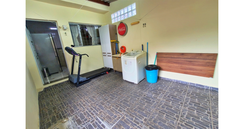 Linda Casa à venda no Bairro do Parque São Domingos na Rua José Albino,