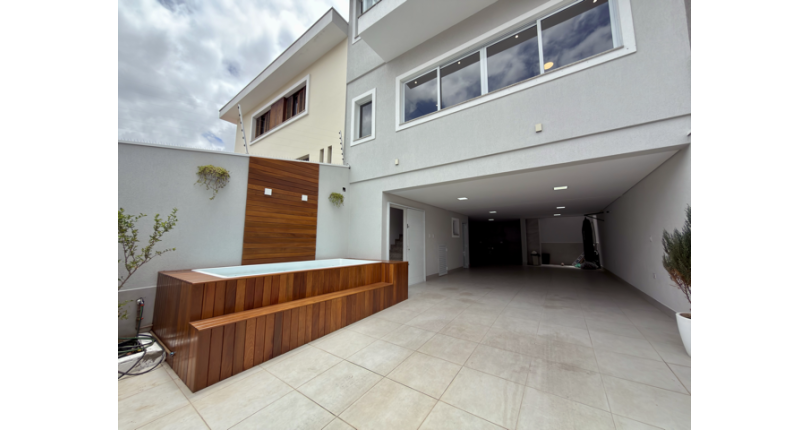 Sobrado semi novo à venda no Bairro do Parque São Domingos na Rua Antônio Carlos Pereira