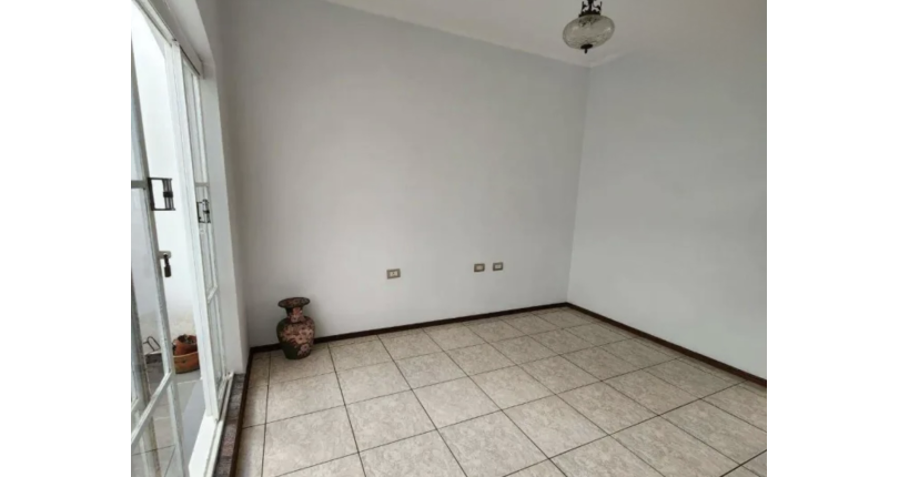 Linda Casa Térrea à venda no Bairro do Jardim Libano na Rua Francisco Savério Orlandi, 