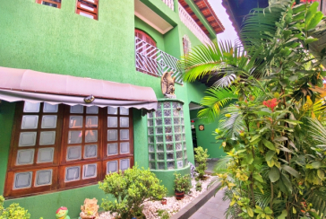 Belo Sobrado amplo à venda no Bairro do Conjunto Habitacional Turística na Rua Duse Naccarati, 