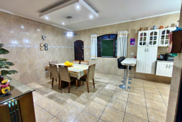 Belo Sobrado amplo à venda no Bairro do Conjunto Habitacional Turística na Rua Duse Naccarati, 