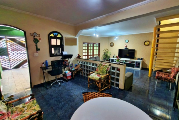 Belo Sobrado amplo à venda no Bairro do Conjunto Habitacional Turística na Rua Duse Naccarati, 