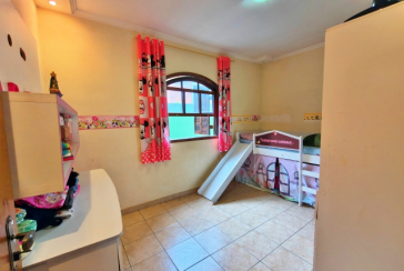 Belo Sobrado amplo à venda no Bairro do Conjunto Habitacional Turística na Rua Duse Naccarati, 