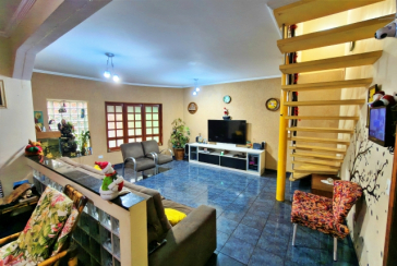 Belo Sobrado amplo à venda no Bairro do Conjunto Habitacional Turística na Rua Duse Naccarati, 