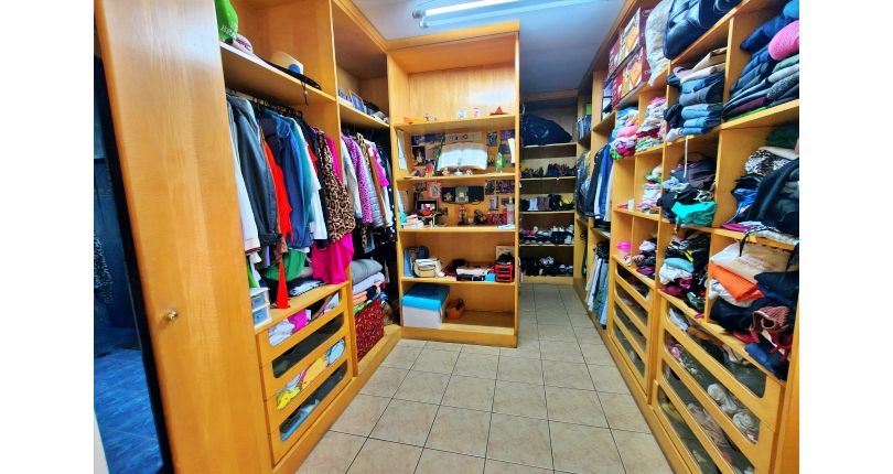 Belo Sobrado amplo à venda no Bairro do Conjunto Habitacional Turística na Rua Duse Naccarati, 