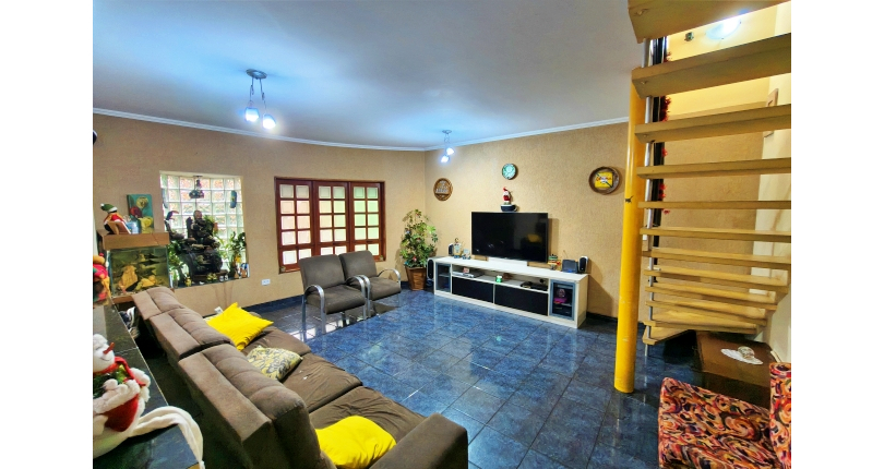 Belo Sobrado amplo à venda no Bairro do Conjunto Habitacional Turística na Rua Duse Naccarati, 