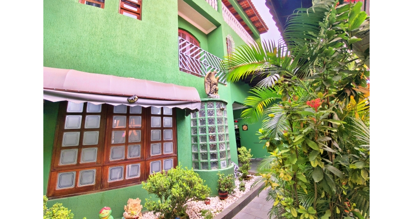 Belo Sobrado amplo à venda no Bairro do Conjunto Habitacional Turística na Rua Duse Naccarati, 