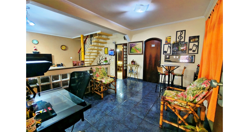 Belo Sobrado amplo à venda no Bairro do Conjunto Habitacional Turística na Rua Duse Naccarati, 