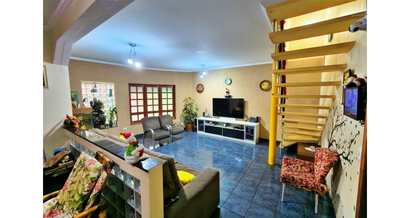 Belo Sobrado amplo à venda no Bairro do Conjunto Habitacional Turística na Rua Duse Naccarati, 