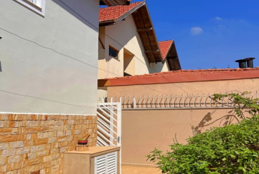 Sobrado à venda no Bairro do Jardim Regina na Rua José Baroncelli,