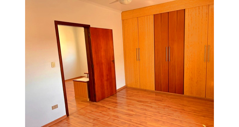 Sobrado à venda no Bairro do Jardim Regina na Rua José Baroncelli,