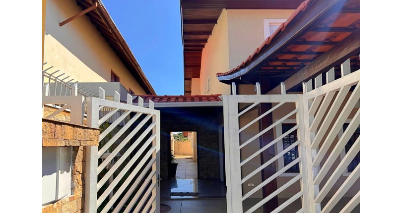 Sobrado à venda no Bairro do Jardim Regina na Rua José Baroncelli,