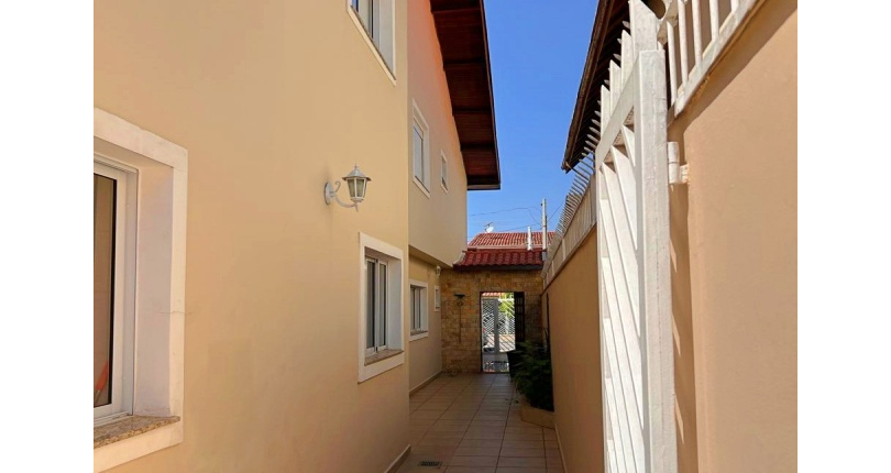 Sobrado à venda no Bairro do Jardim Regina na Rua José Baroncelli,