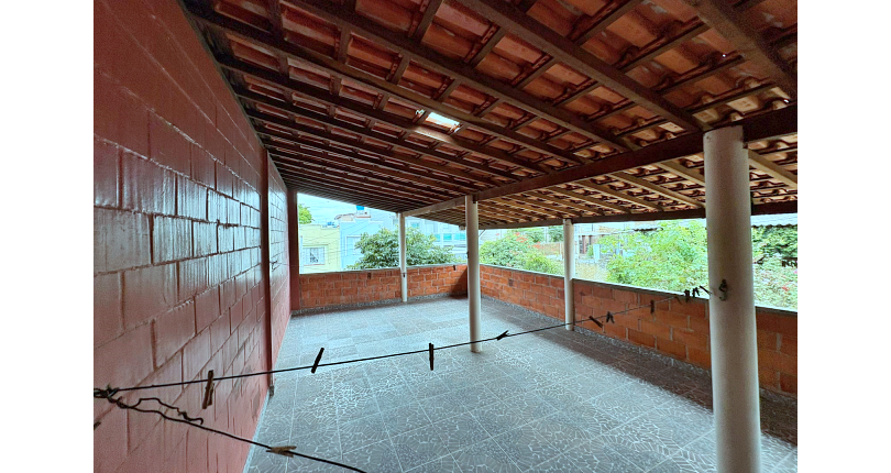 Casa Térrea à venda no Bairro do Jardim Regina na Rua Andrade Velosino,