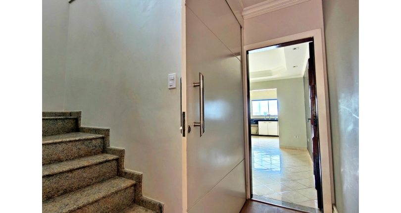 Lindo Sobrado amplo à venda no Bairro do Parque São Domingos na Rua Doutor Odon Carlos de Figueiredo Ferraz