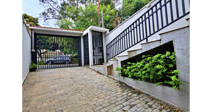 Lindo Sobrado amplo à venda no Bairro do Parque São Domingos na Rua Doutor Odon Carlos de Figueiredo Ferraz