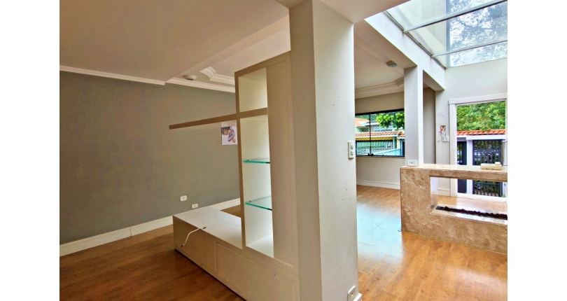 Lindo Sobrado amplo à venda no Bairro do Parque São Domingos na Rua Doutor Odon Carlos de Figueiredo Ferraz