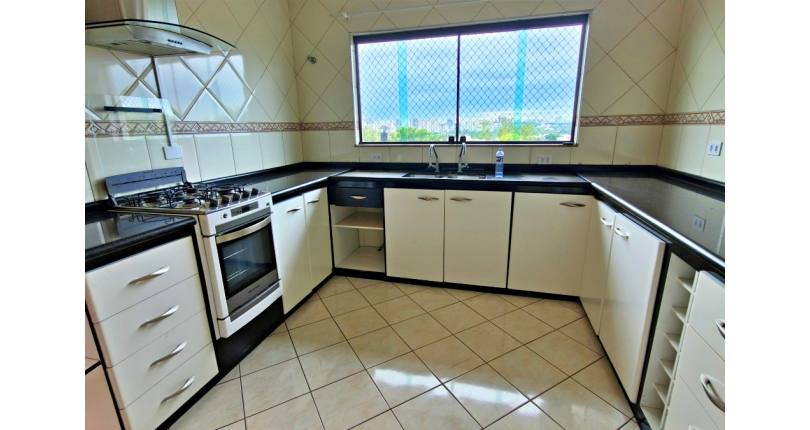 Lindo Sobrado amplo à venda no Bairro do Parque São Domingos na Rua Doutor Odon Carlos de Figueiredo Ferraz