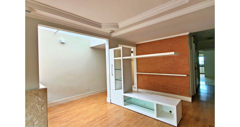 Lindo Sobrado amplo à venda no Bairro do Parque São Domingos na Rua Doutor Odon Carlos de Figueiredo Ferraz