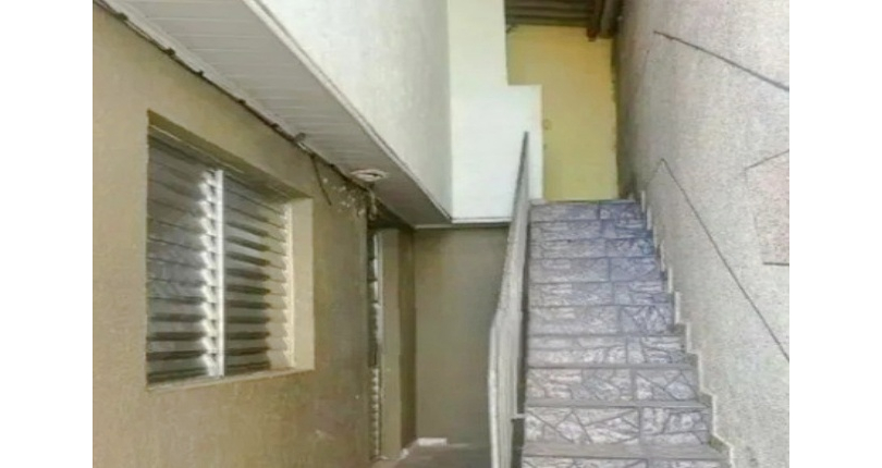  Casa assobradada à venda no Bairro do Jardim Marisa na Rua Antônio Batista,