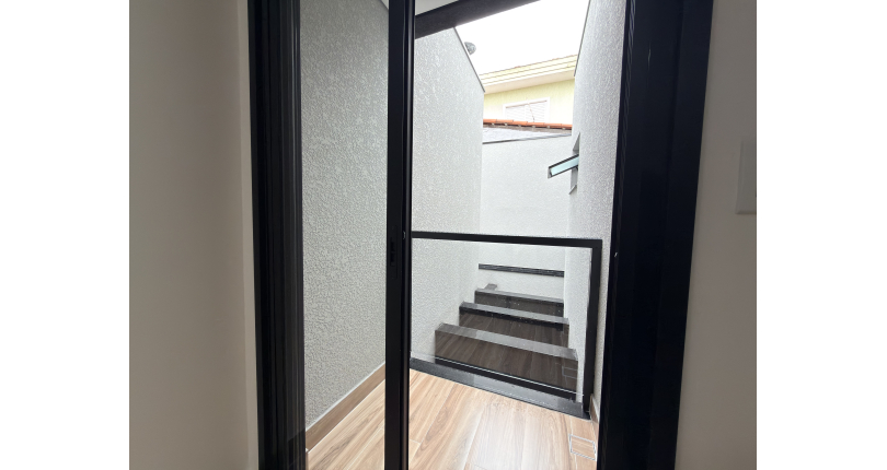 Sobrado novo à venda no Bairro do Parque Maria Domitila na Rua Edvard de Vita Godoy 252