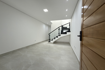 Sobrado novo à venda no Bairro do Parque Maria Domitila na Rua Edvard de Vita Godoy 254.