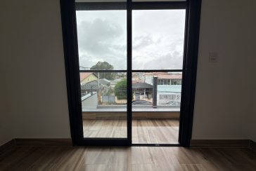 Sobrado novo à venda no Bairro do Parque Maria Domitila na Rua Edvard de Vita Godoy 254