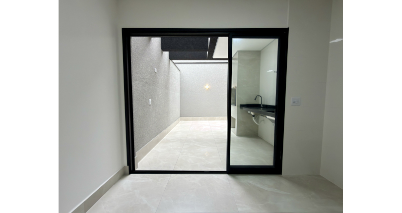 Sobrado novo à venda no Bairro do Parque Maria Domitila na Rua Edvard de Vita Godoy 254