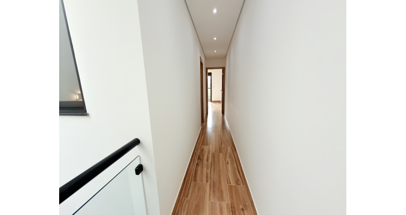 Sobrado novo à venda no Bairro do Parque Maria Domitila na Rua Edvard de Vita Godoy 254