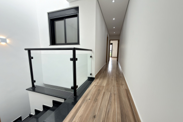 Sobrado novo à venda no Bairro do Parque Maria Domitila na Rua Edvard de Vita Godoy 256.