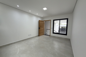 Sobrado novo à venda no Bairro do Parque Maria Domitila na Rua Edvard de Vita Godoy 256.