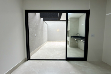 Sobrado novo à venda no Bairro do Parque Maria Domitila na Rua Edvard de Vita Godoy 256.