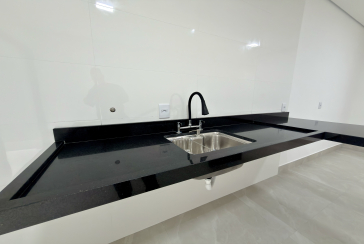 Sobrado novo à venda no Bairro do Parque Maria Domitila na Rua Edvard de Vita Godoy 256.