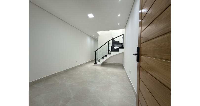 Sobrado novo à venda no Bairro do Parque Maria Domitila na Rua Edvard de Vita Godoy 256.