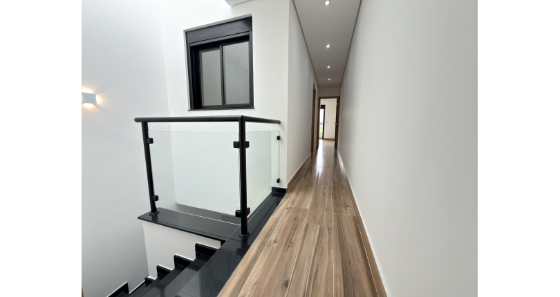 Sobrado novo à venda no Bairro do Parque Maria Domitila na Rua Edvard de Vita Godoy 256.