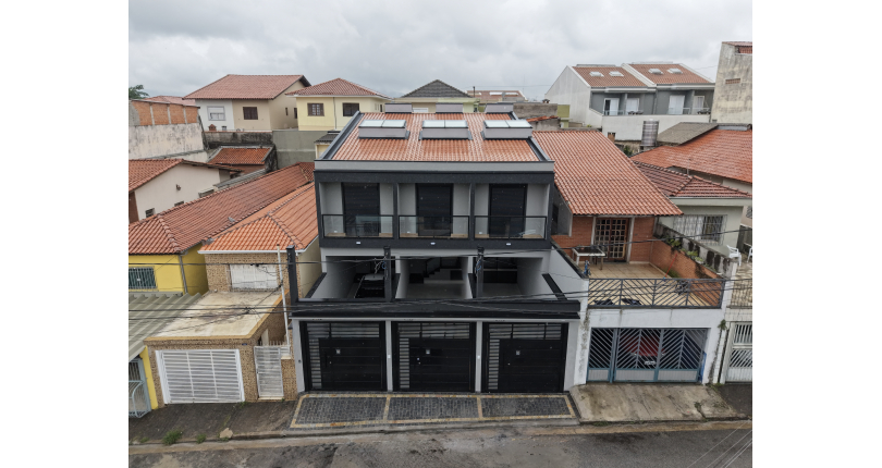 Sobrado novo à venda no Bairro do Parque Maria Domitila na Rua Edvard de Vita Godoy 256.