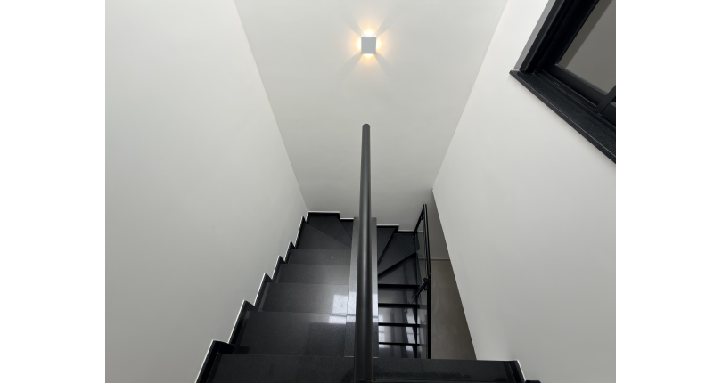 Sobrado novo à venda no Bairro do Parque Maria Domitila na Rua Edvard de Vita Godoy 256.