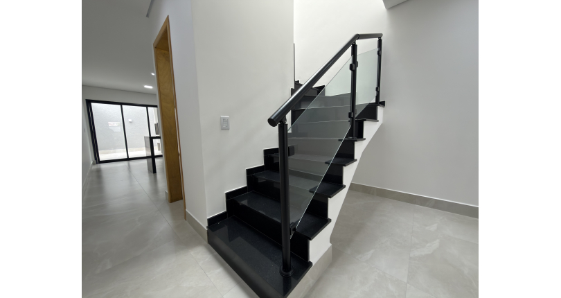 Sobrado novo à venda no Bairro do Parque Maria Domitila na Rua Edvard de Vita Godoy 256.