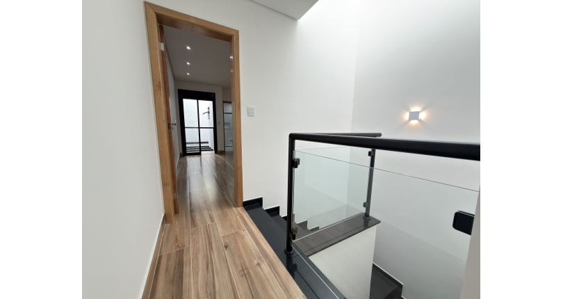 Sobrado novo à venda no Bairro do Parque Maria Domitila na Rua Edvard de Vita Godoy 256.