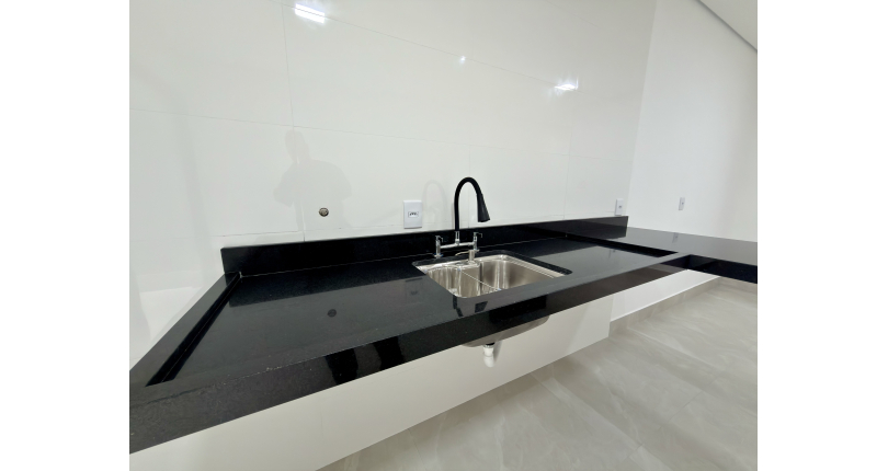 Sobrado novo à venda no Bairro do Parque Maria Domitila na Rua Edvard de Vita Godoy 256.