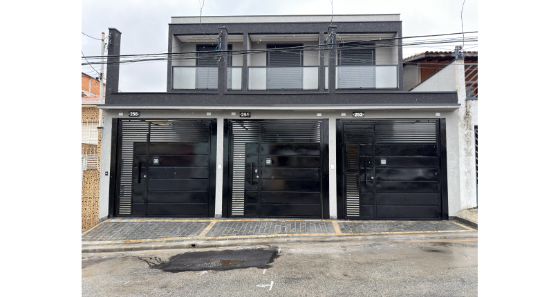 Sobrado novo à venda no Bairro do Parque Maria Domitila na Rua Edvard de Vita Godoy 256.