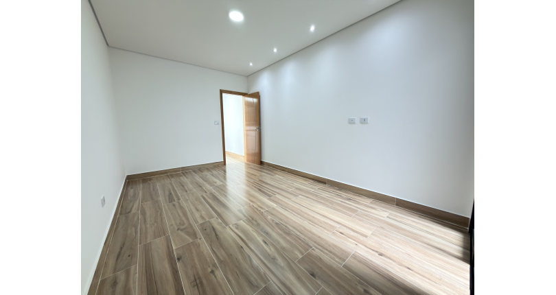 Sobrado novo à venda no Bairro do Parque Maria Domitila na Rua Edvard de Vita Godoy 256.