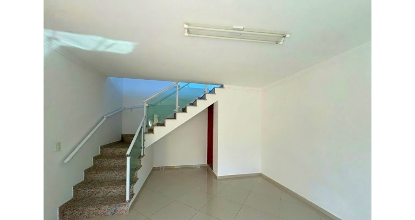  Sobrado à venda no Bairro do Jardim São Ricardo na Rua Emílio Vendrell,