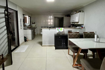 Casa assobradada à venda no Bairro do Parque Maria Domitila