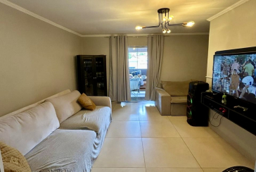 Casa assobradada à venda no Bairro do Parque Maria Domitila
